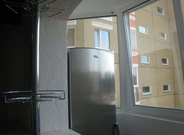 Можно ли ставить холодильник на балкон: запрета нет, но есть условия
