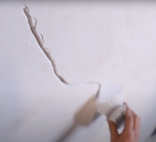 Чем и как лучше заделать трещины в стене дома, квартиры