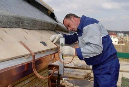 Установка водостоков: как правильно установить водосток и прикрепить его к крыше