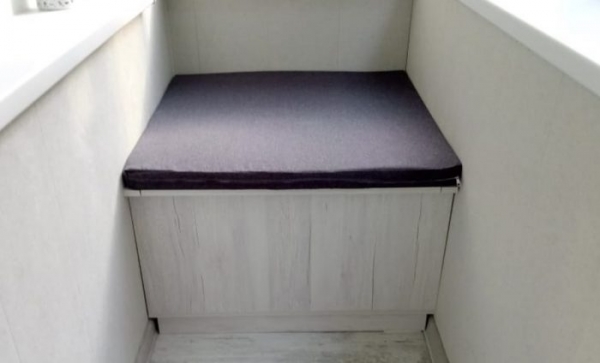 Диван на балкон с ящиком для хранения: функциональная мебель-сундук