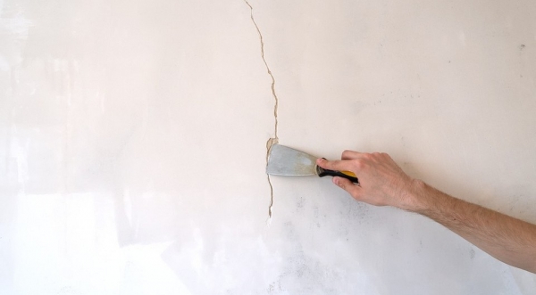 Чем заделать щель между стенами и как это сделать: 8 решений для разных ситуаций