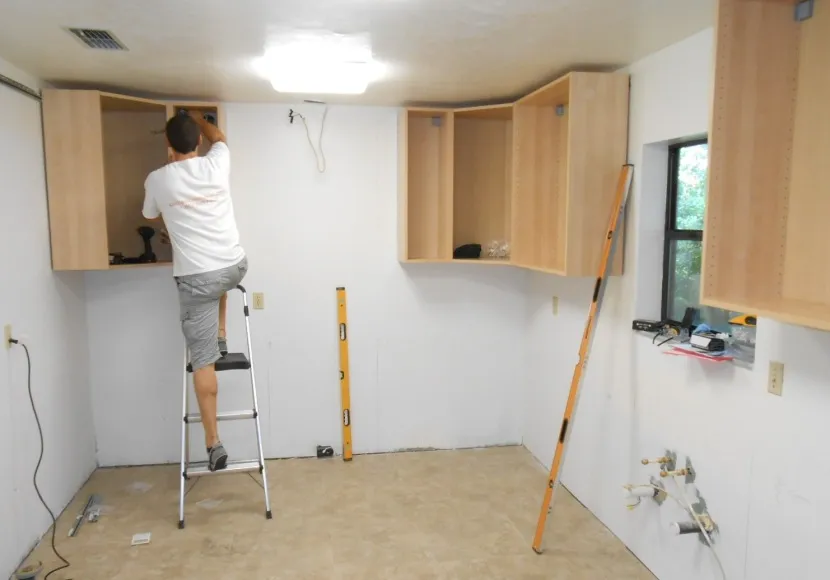 Как повесить кухонные шкафы на стену: какая фурнитура обеспечит недежный крепеж
