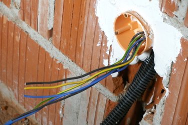 
          Как найти правильного электрика для замены электропроводки в доме