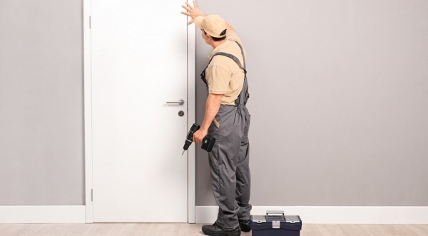
                                Как установить межкомнатную дверь без порога: инструкция из 8 шагов                            