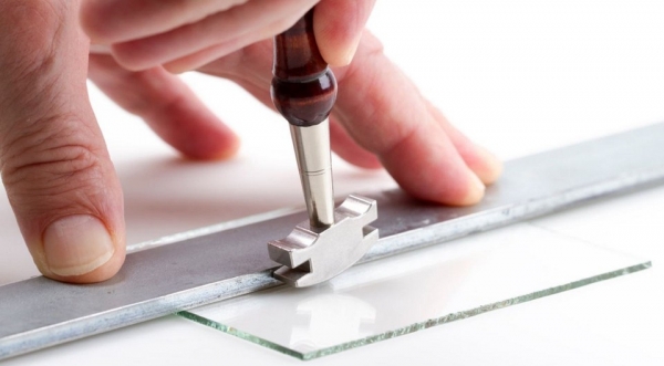 
                                Как резать стекло стеклорезом: пошаговые инструкции для 3-х видов инструмента                            